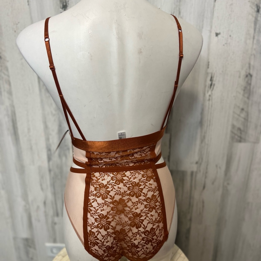 Lingerie - Picture 4 of 8